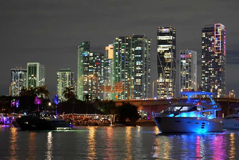 Solcando la costa di Miami di sera