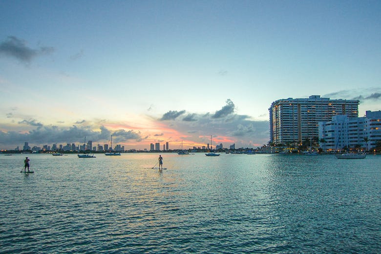 Remando sulla costa di Miami