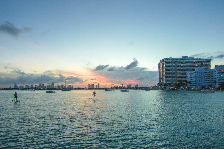 Remando sulla costa di Miami